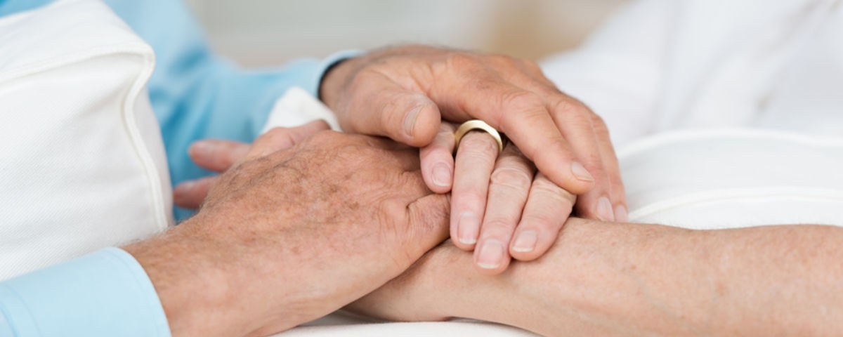 Älteres Paar legt die Hände zusammen